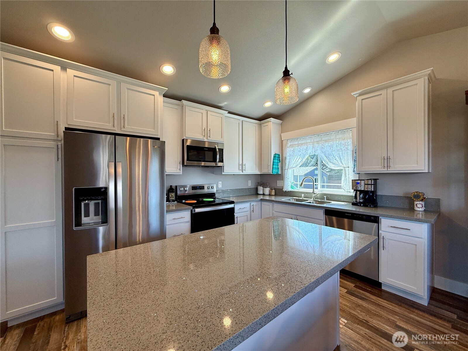 1233 Camero Loop Property Photo 6