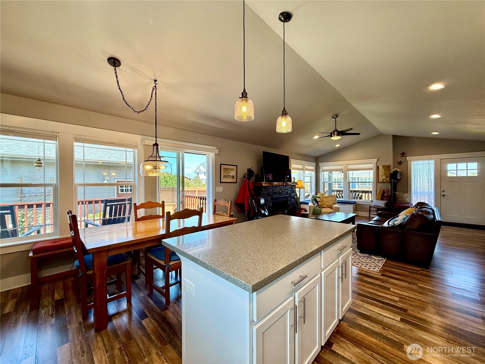 1233 Camero Loop Property Photo 8