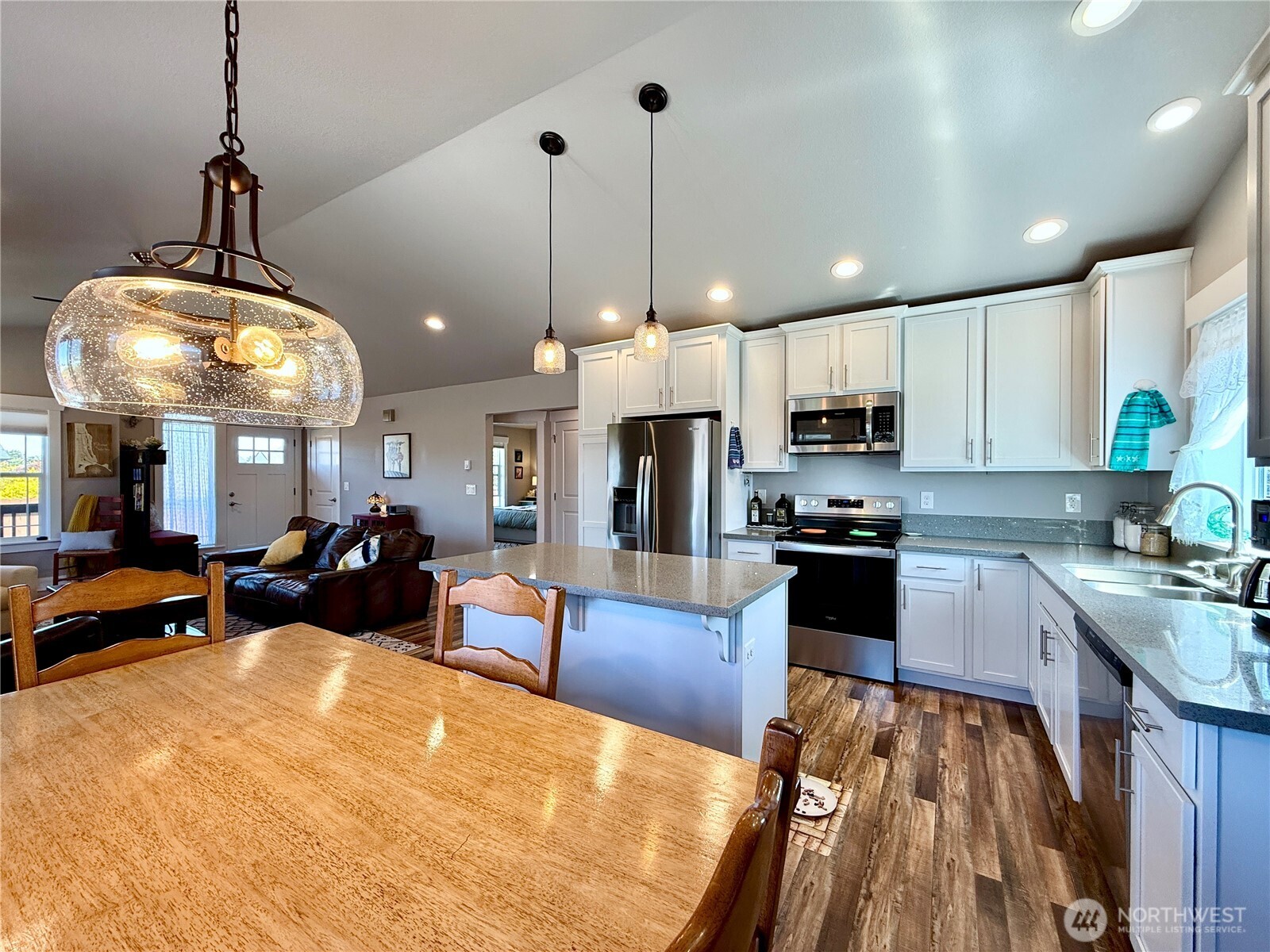 1233 Camero Loop Property Photo 9