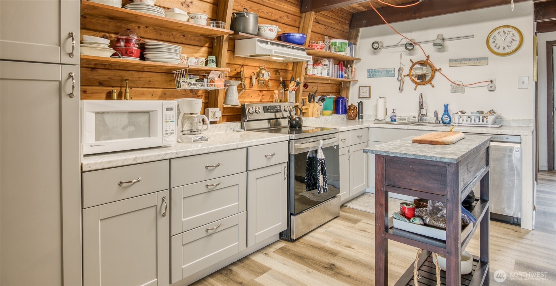 568 Cowlitz Court Property Photo 9