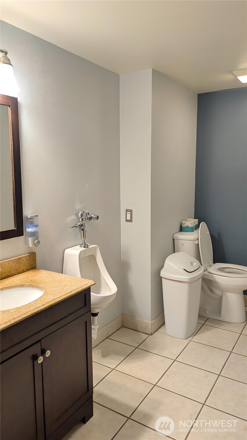 1621 Freeway Drive Property Photo 5