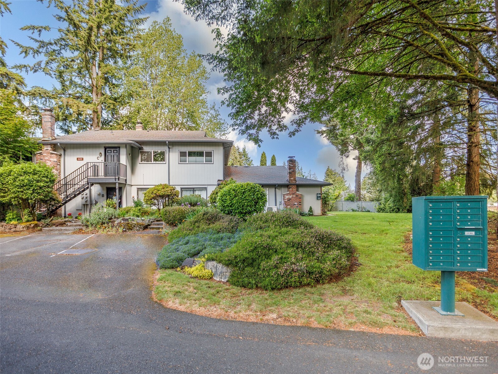 821 Essex Place 1-b Property Photo 1