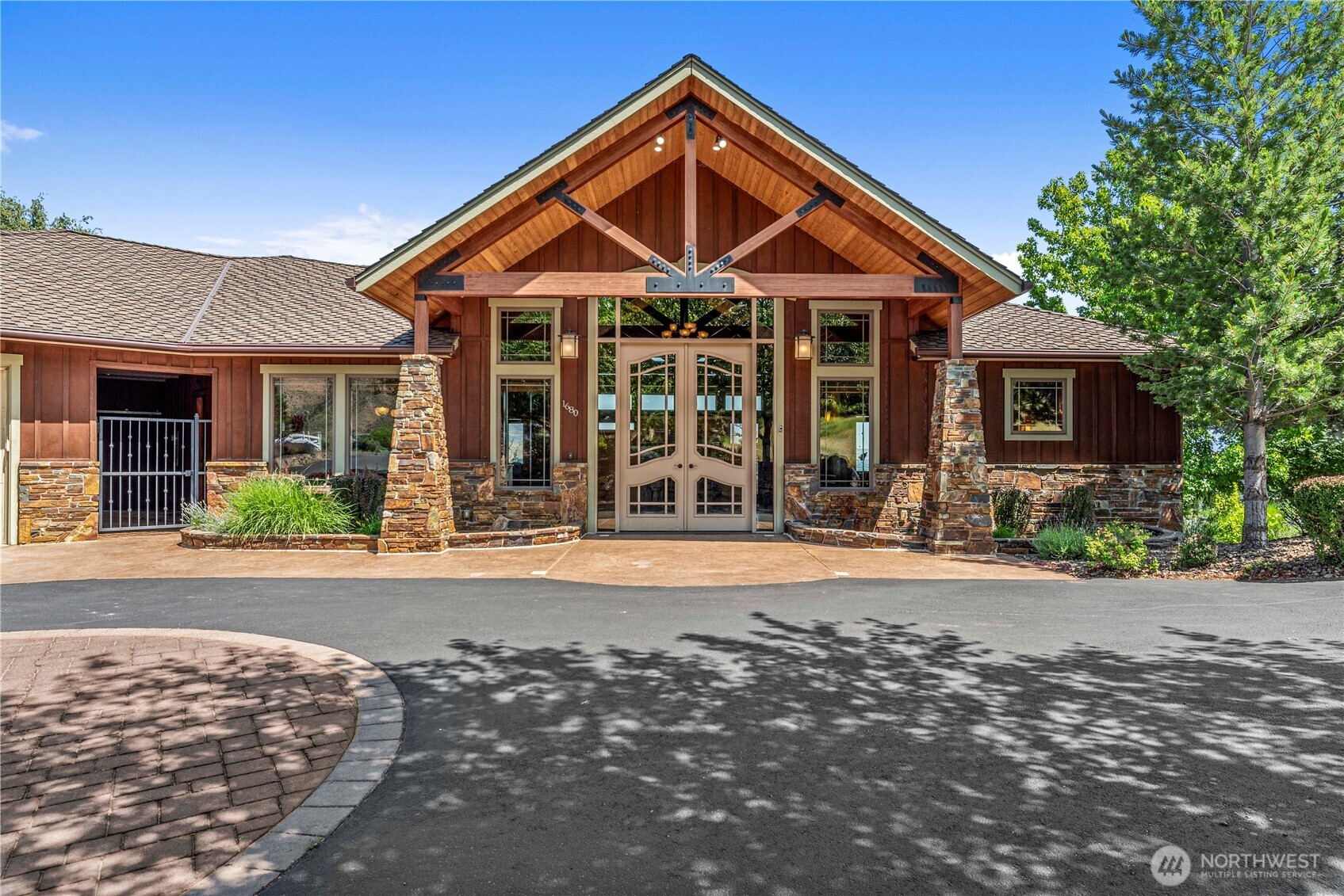 1680 Skyline Drive Property Photo 1