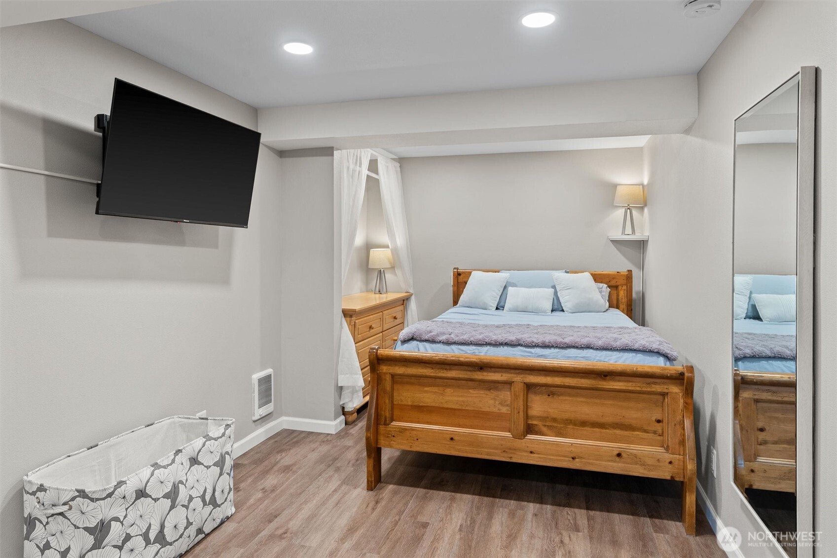 18568 Densmore Avenue Property Photo 15