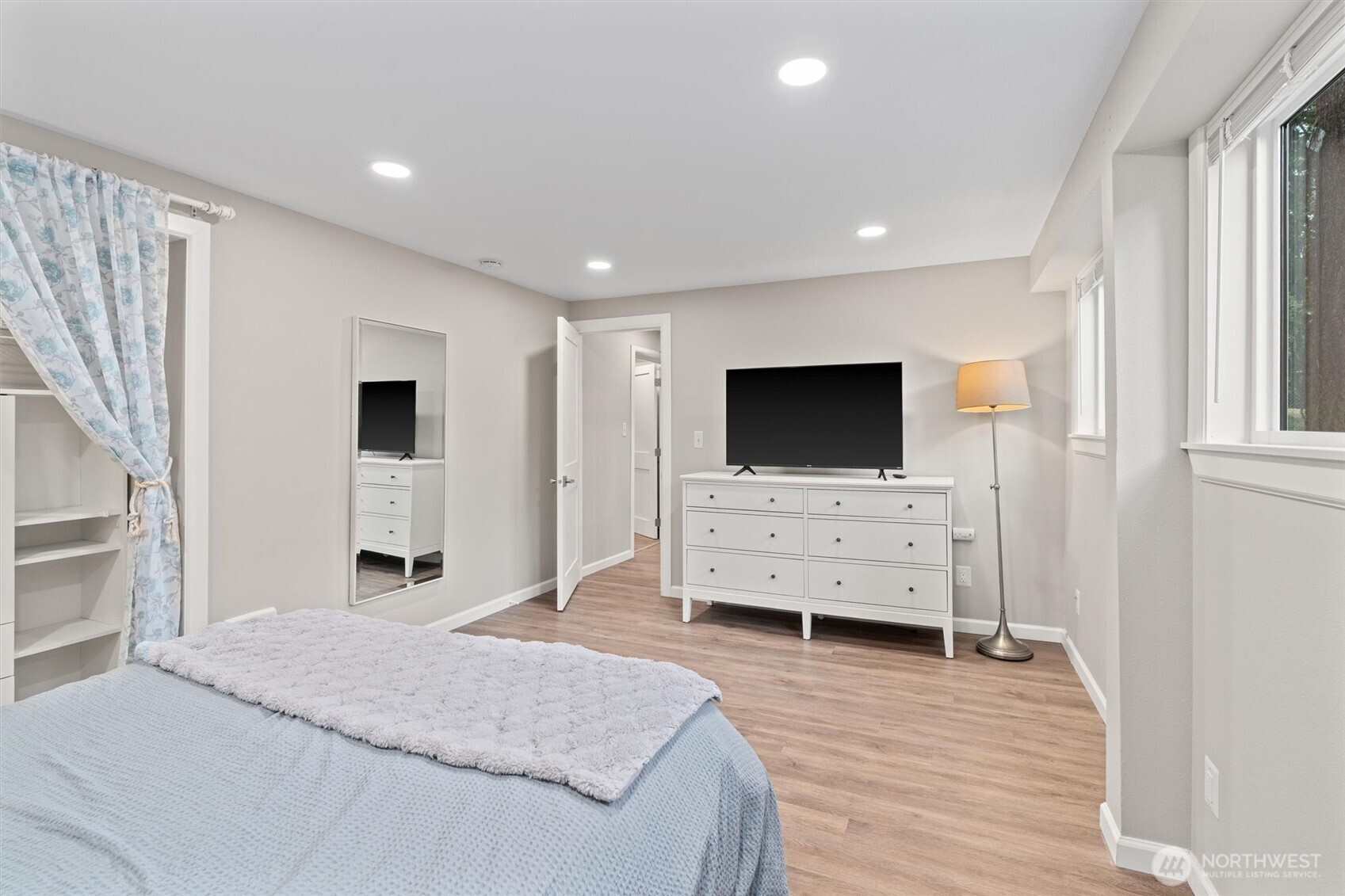 18568 Densmore Avenue Property Photo 25