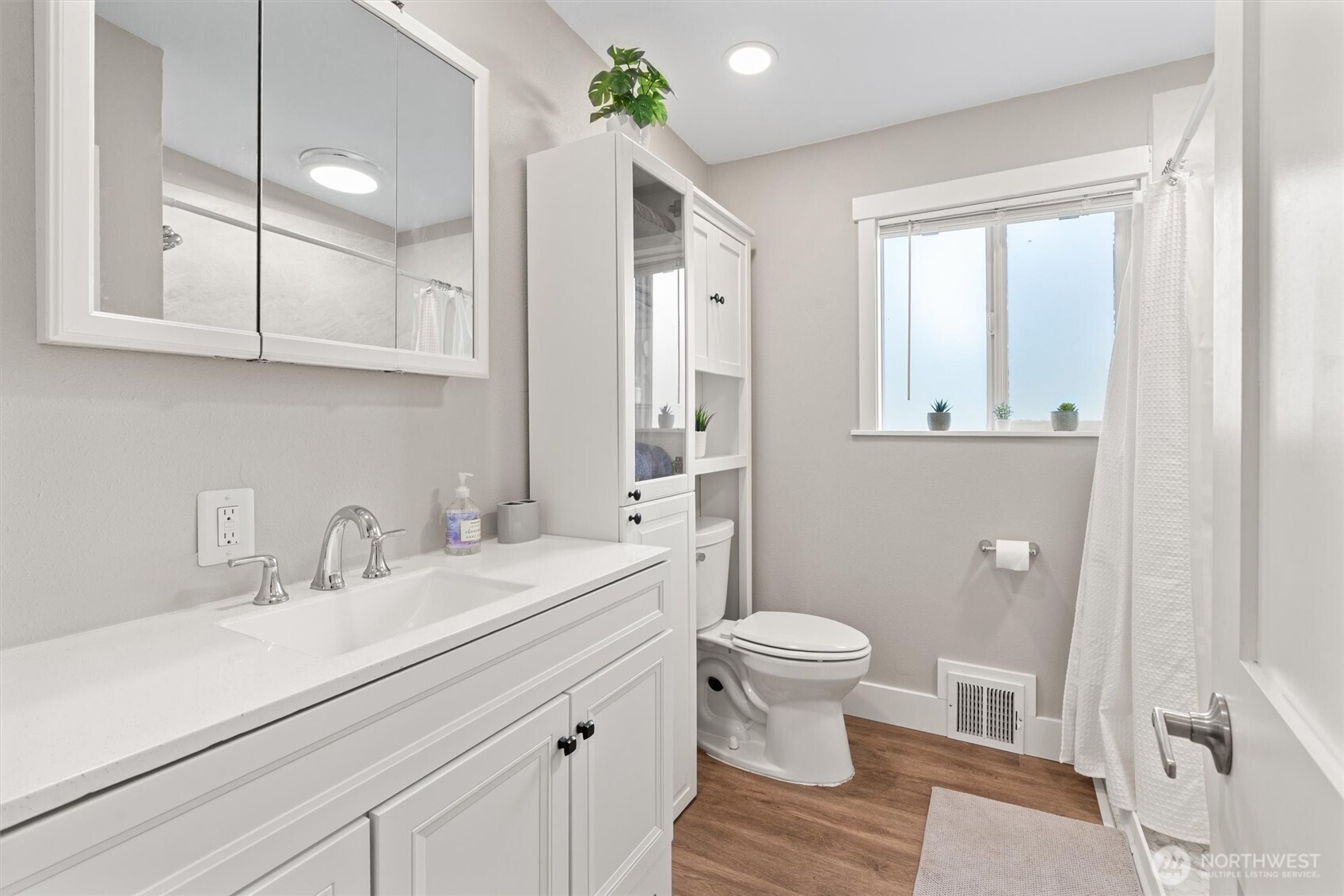 18568 Densmore Avenue Property Photo 31