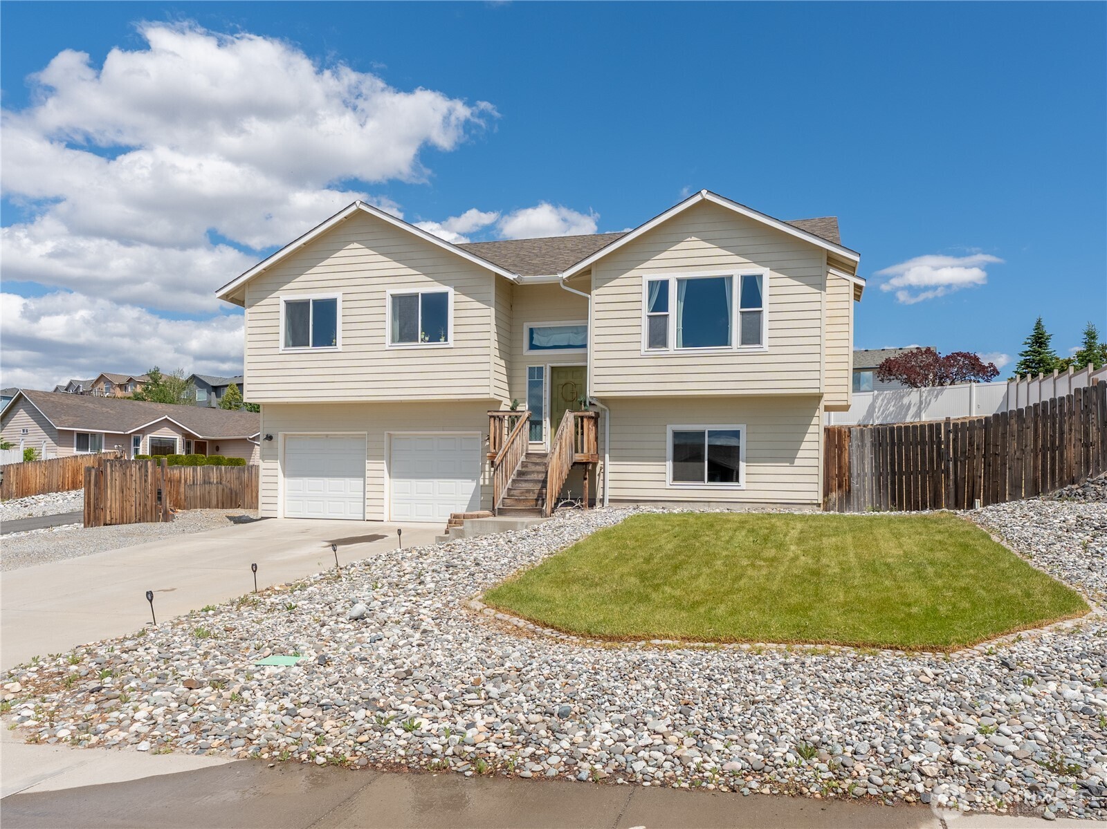 2423 Canyon Hills Drive Property Photo 1