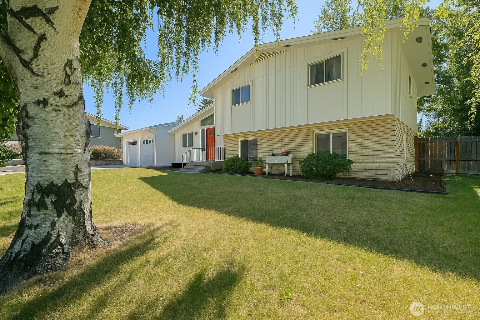 810 E Spring Street Property Photo 2