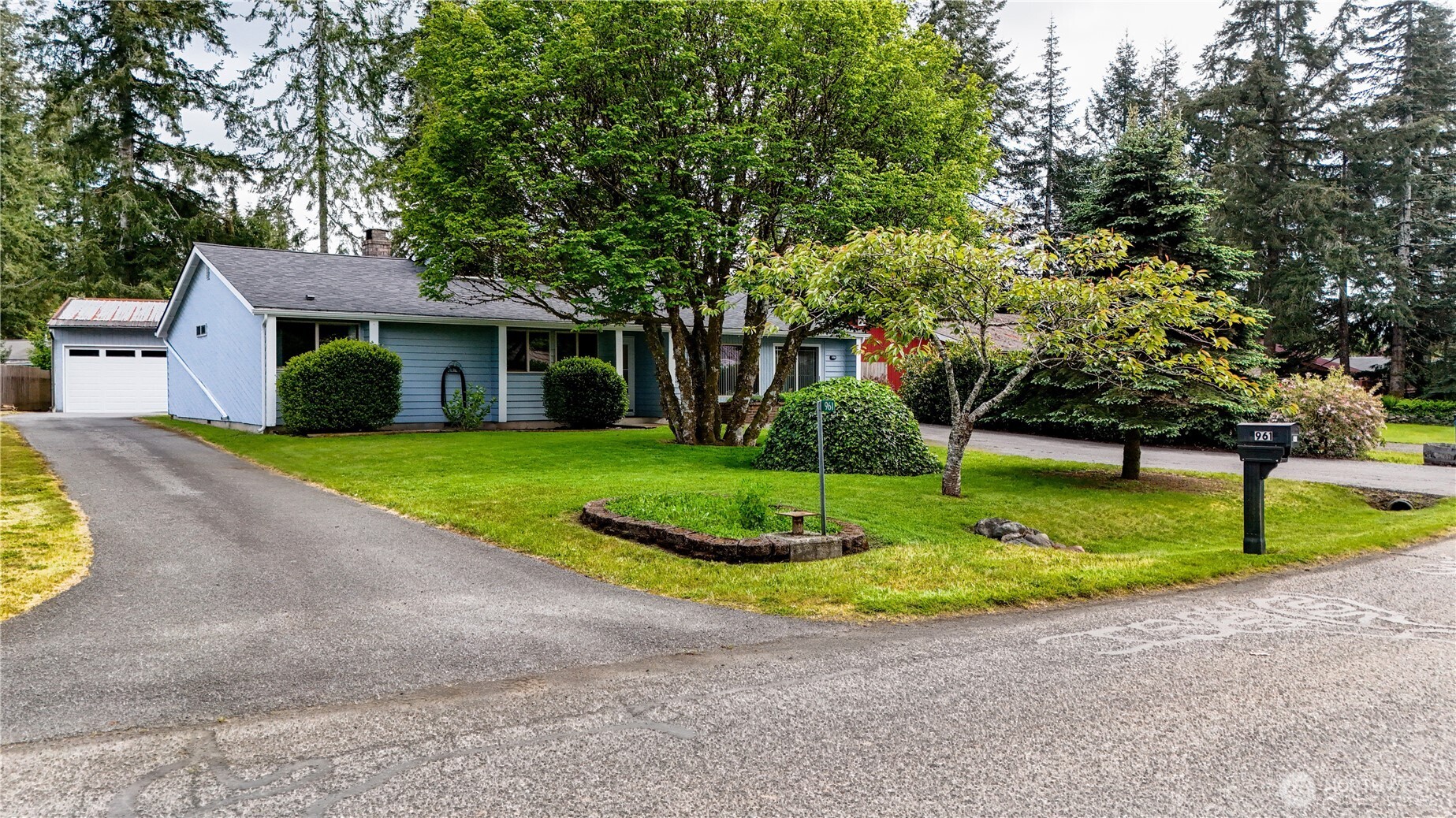 961 Robin Hood Loop Property Photo 1