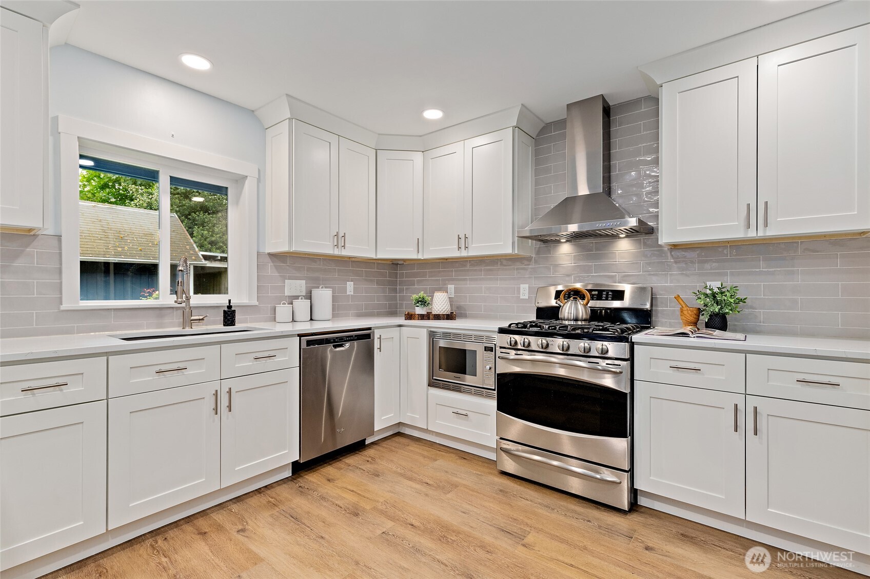 22718 1st Place Property Photo 12