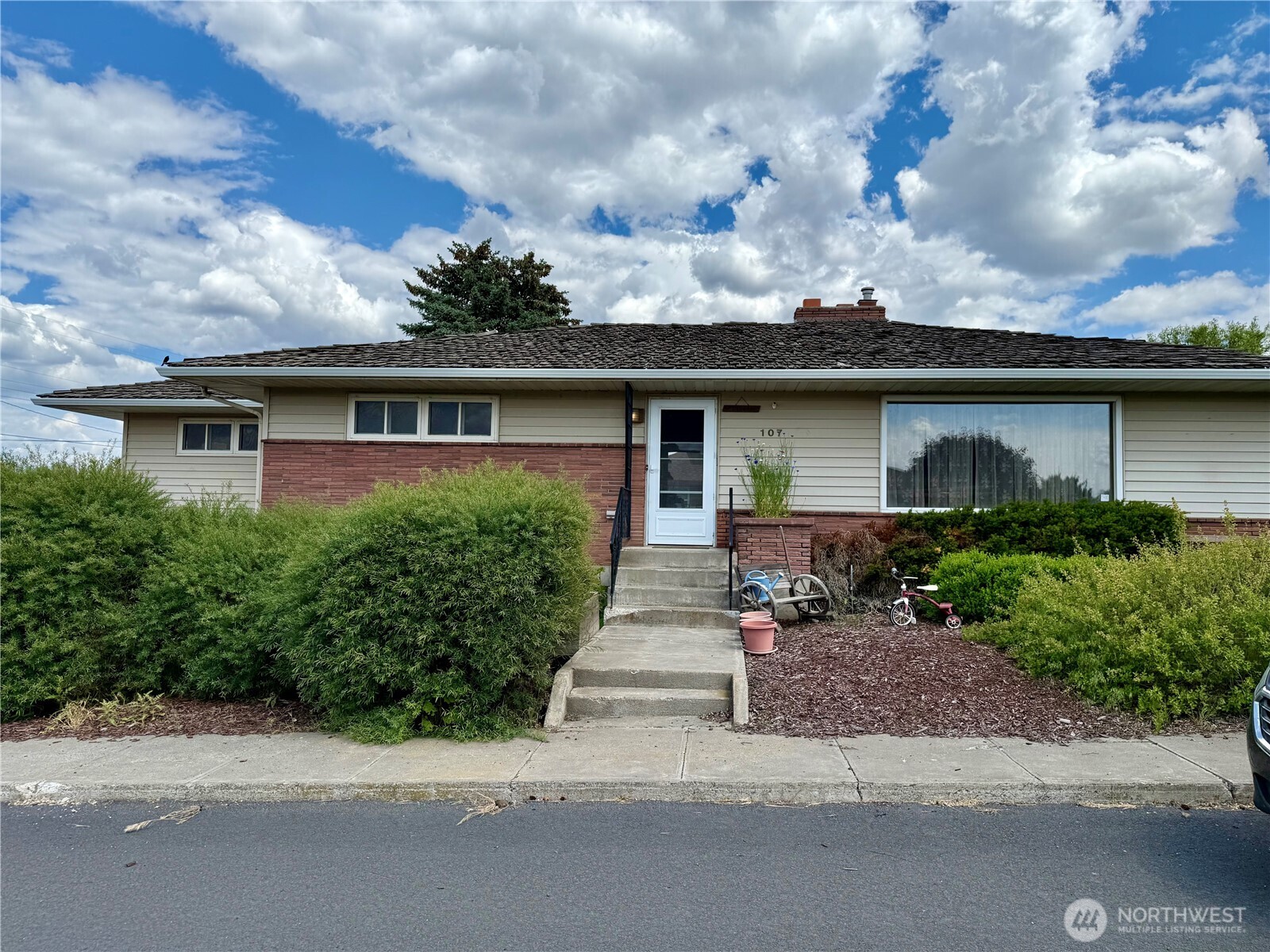 107 S 6th Street Property Photo 1