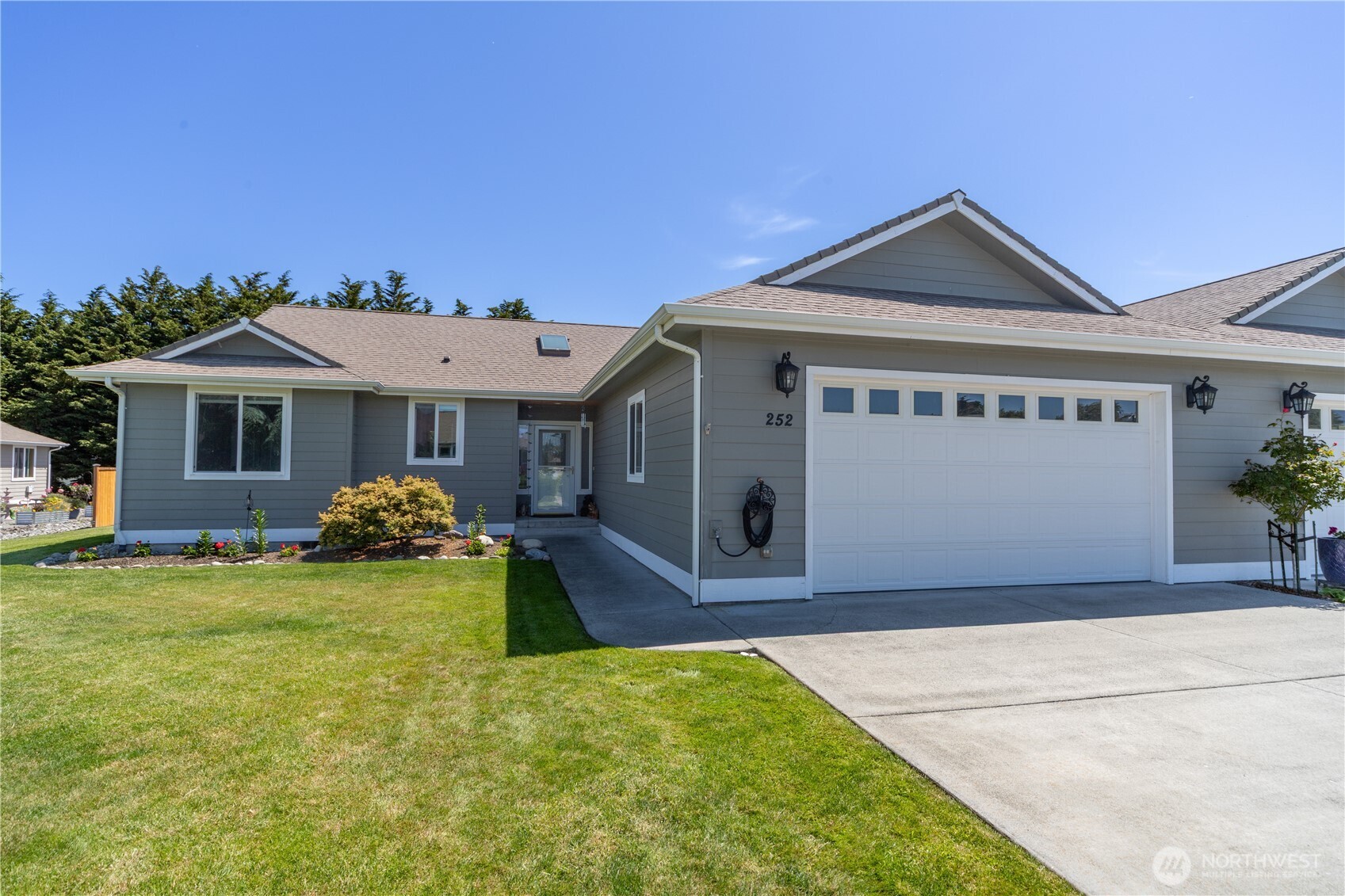 252 Mariners Drive Property Photo 1