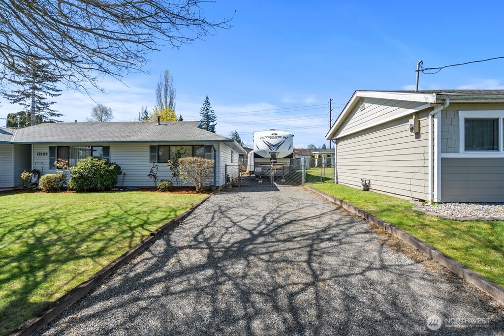 11939 Se 169th Place Property Photo 3