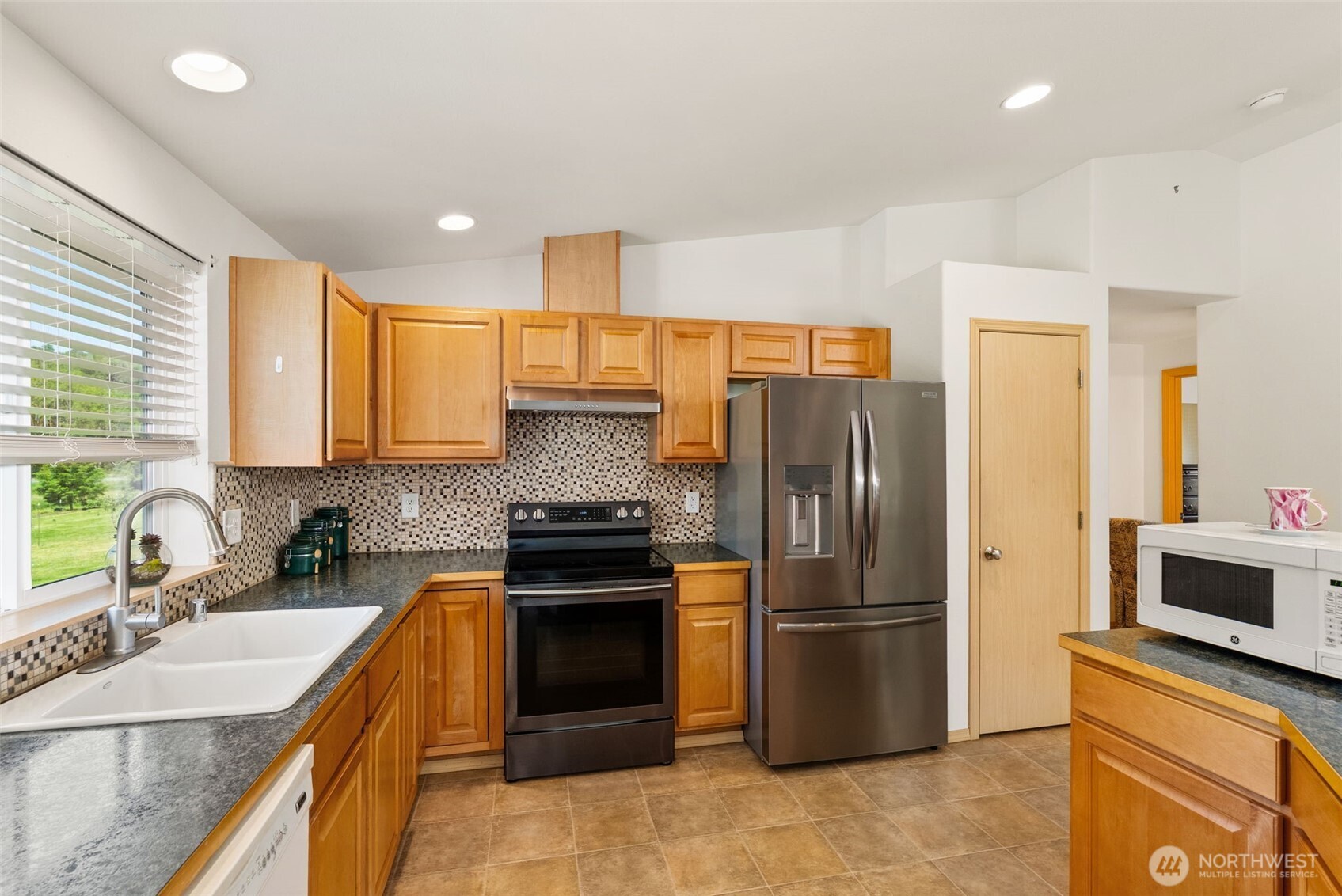 401 Huntting Road Property Photo 10