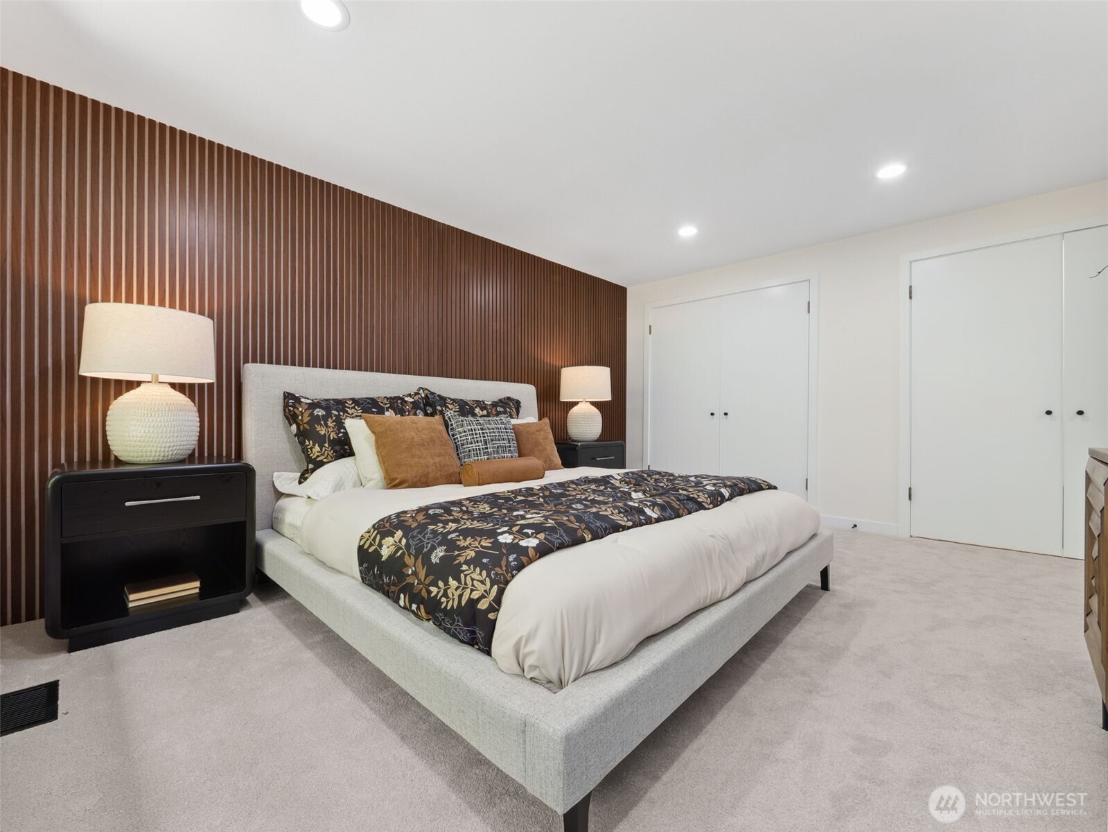 6423 E Mercer Way Property Photo 17