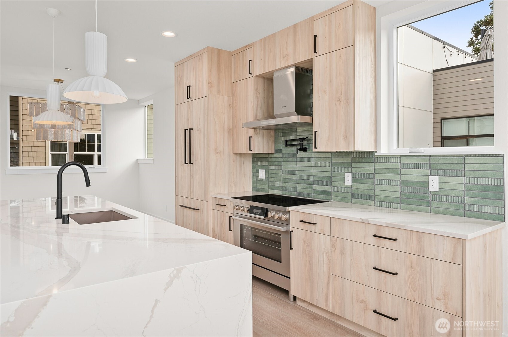 564 Lee Street Property Photo 6