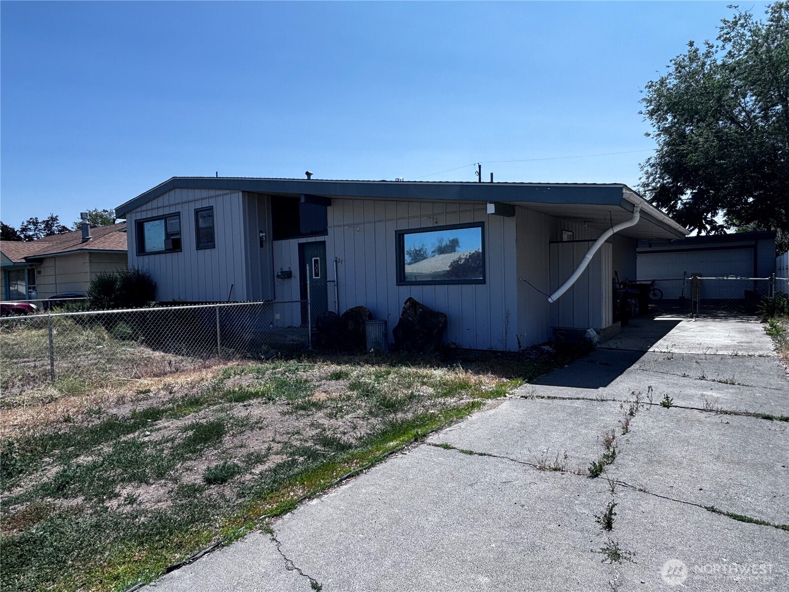 927 E Cherry Avenue Property Photo 2