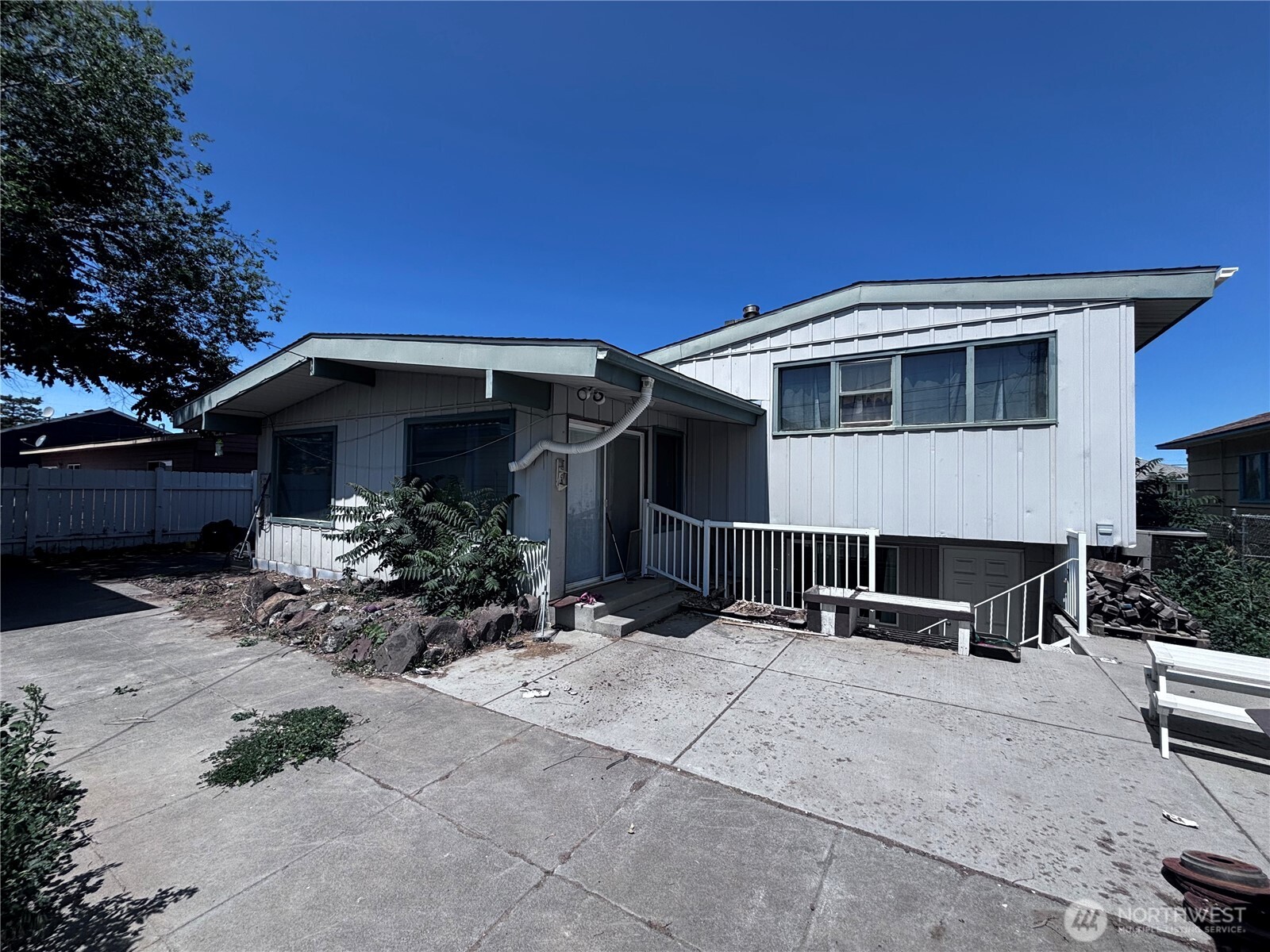 927 E Cherry Avenue Property Photo 3