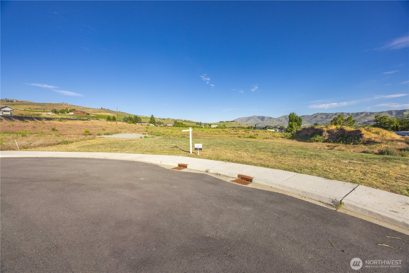 145 Sailing Hawk Lane Property Photo 3
