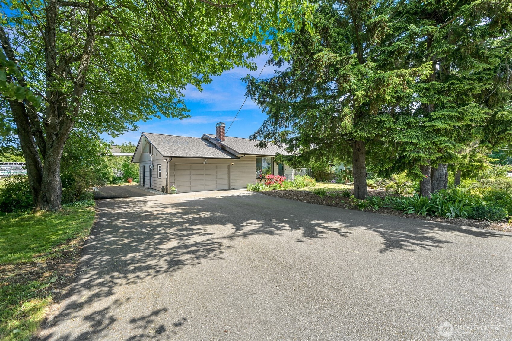 2822 W Maplewood Avenue Property Photo 1