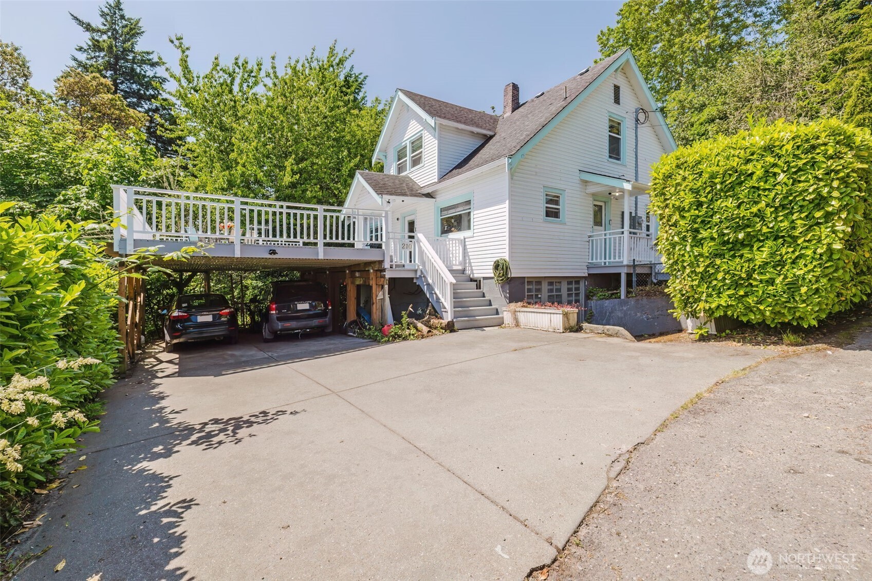 210 S Hartford Avenue Property Photo 1