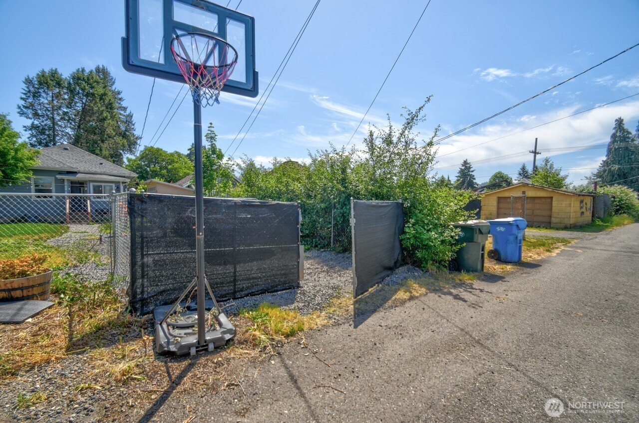 1015 N Pearl Street Property Photo 27
