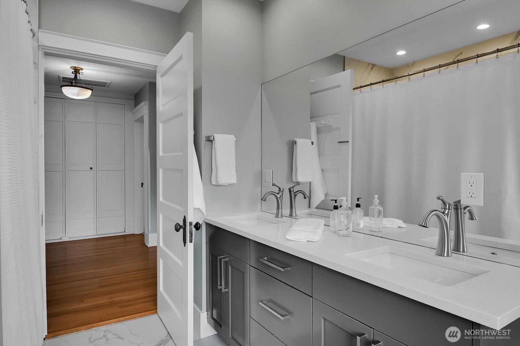 5202 S Holly Street Property Photo 12