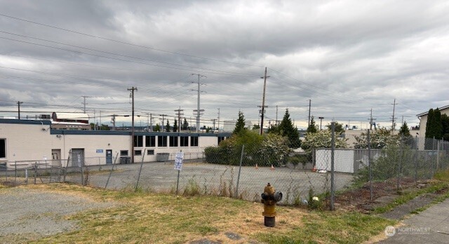 3401 Broadway Ave Property Photo 4