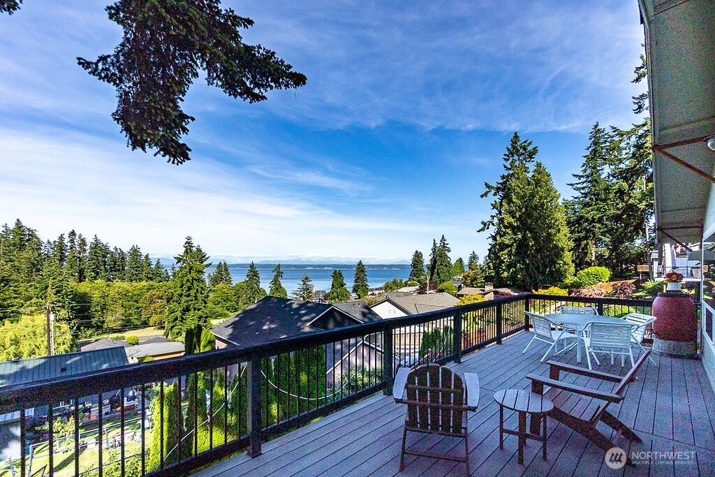 1241 SE Camano Drive Property Photo 1
