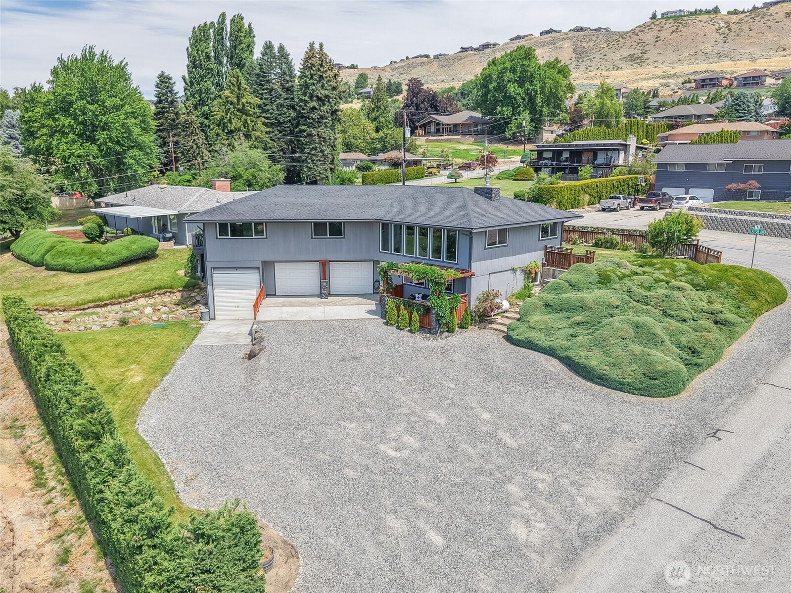 2540 N Astor Avenue