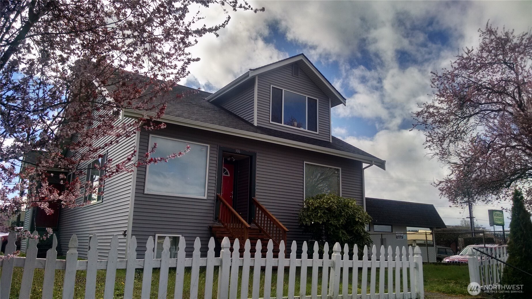 306 2nd St Property Photo 2