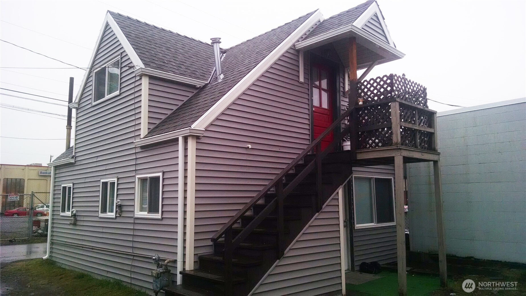 306 2nd St Property Photo 4