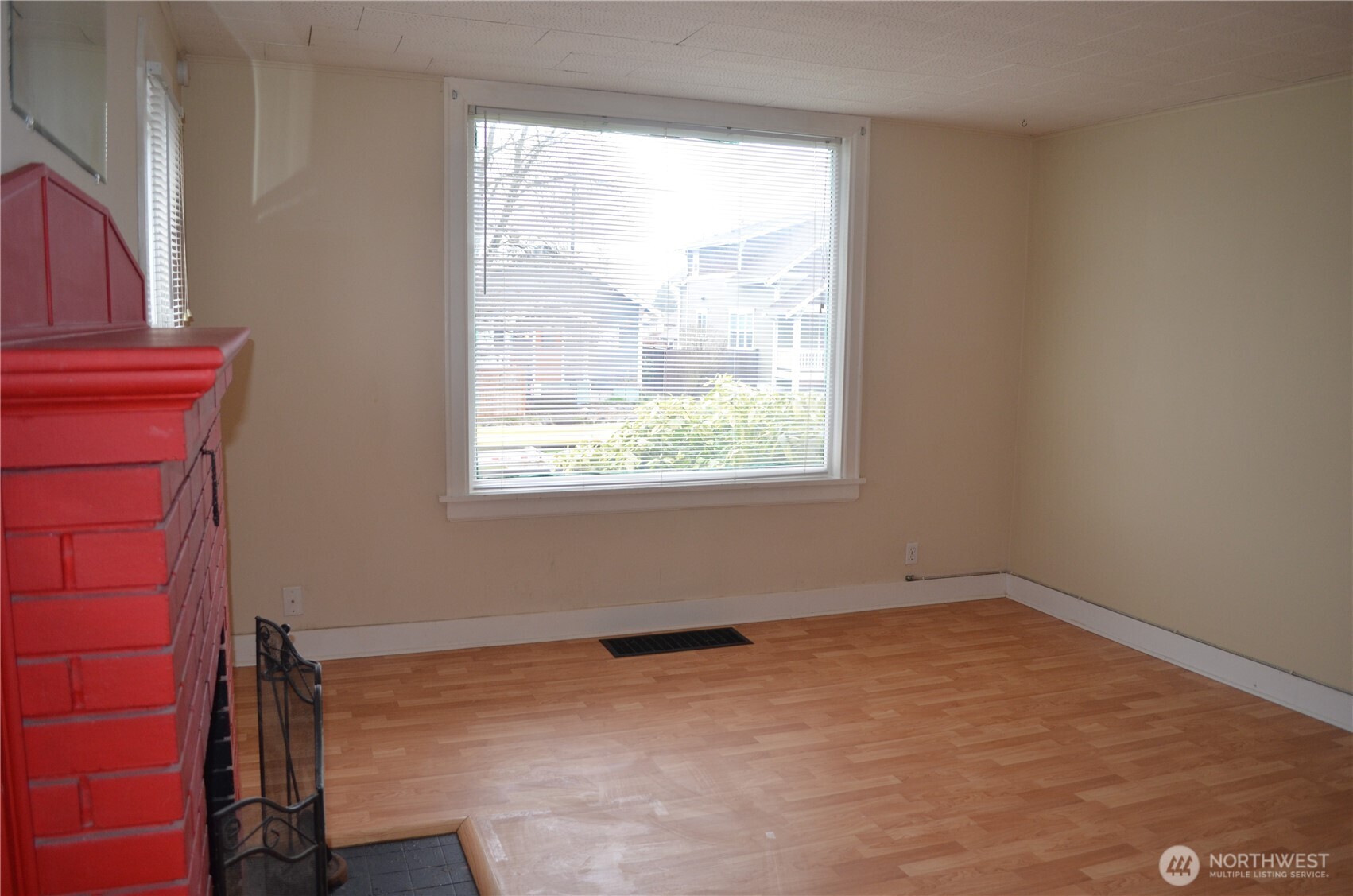 306 2nd St Property Photo 8