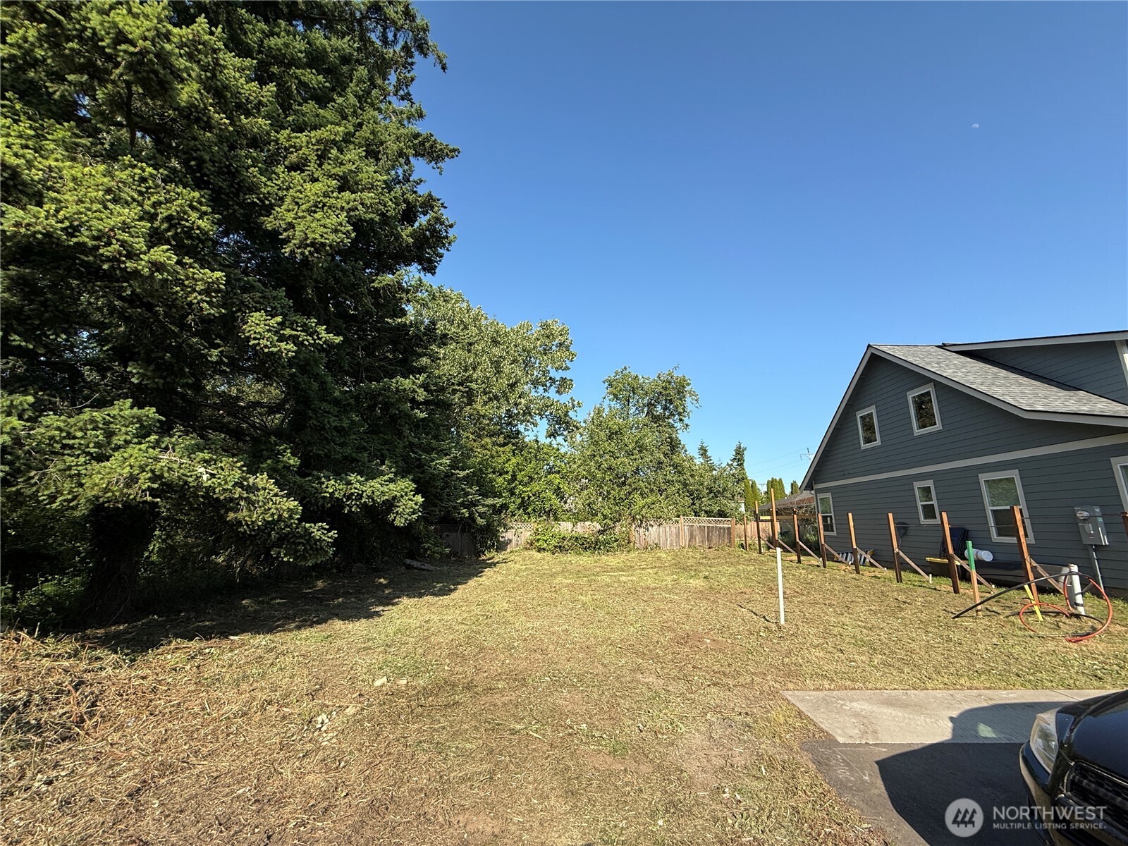 607 E Illinois Street Property Photo 4