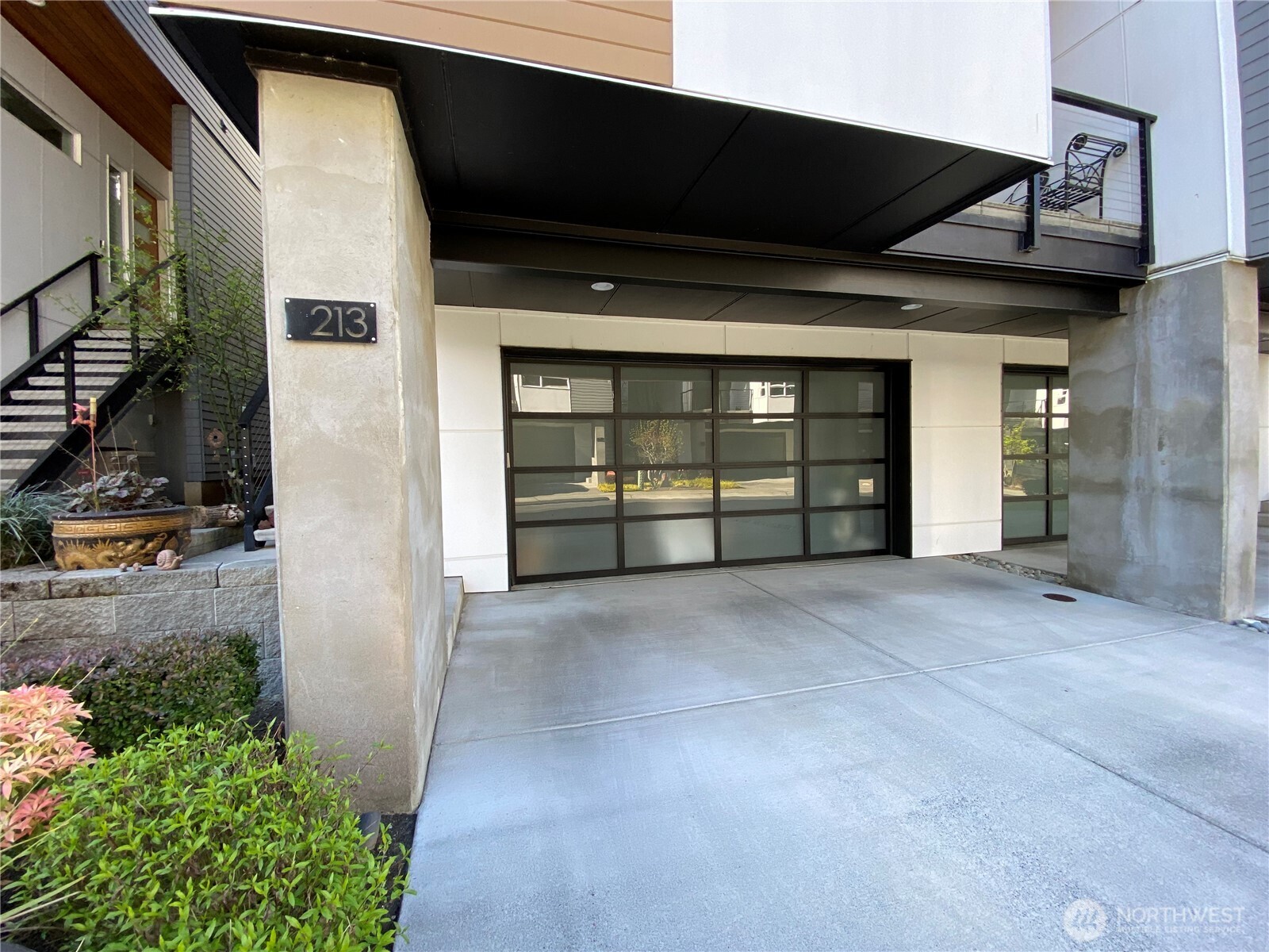213 4th Court Property Photo 3