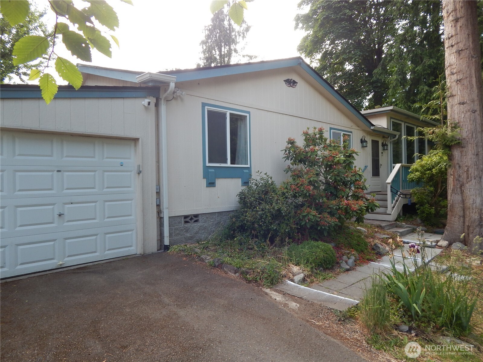 102 Stuart Drive Property Photo 1