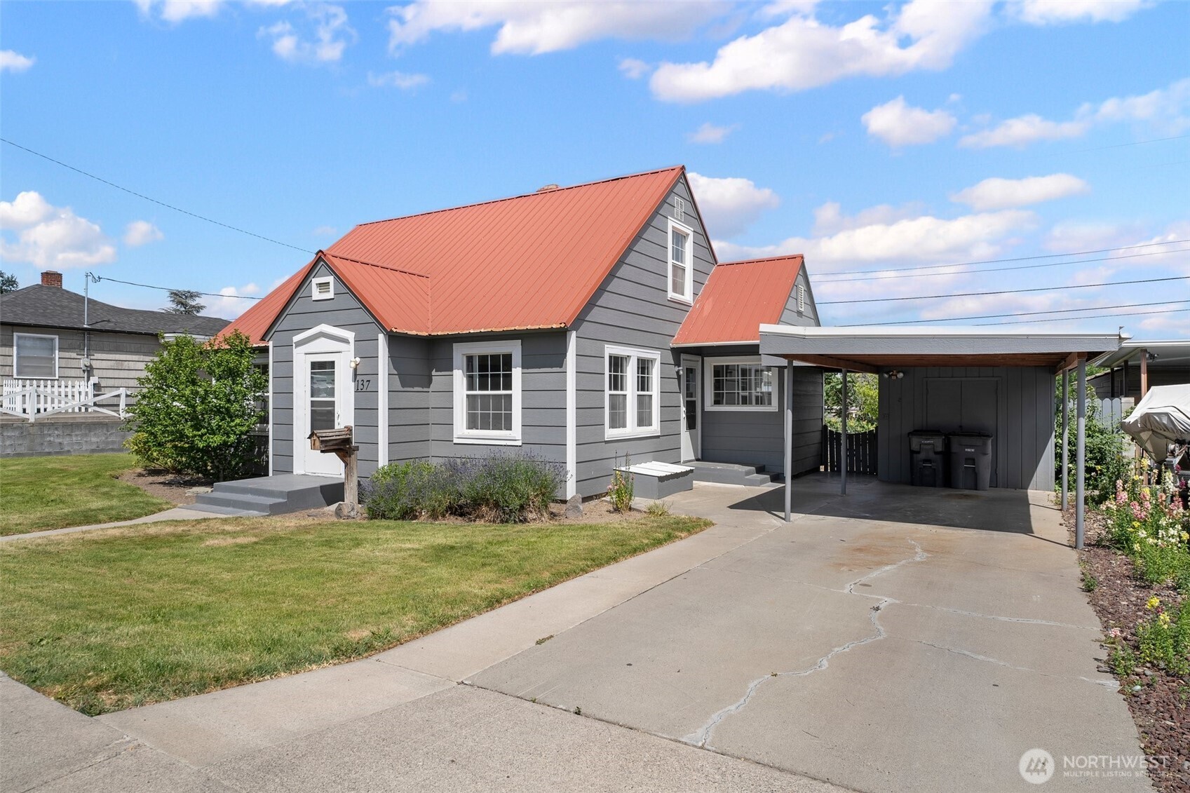 137 E Hemlock Avenue Property Photo 1