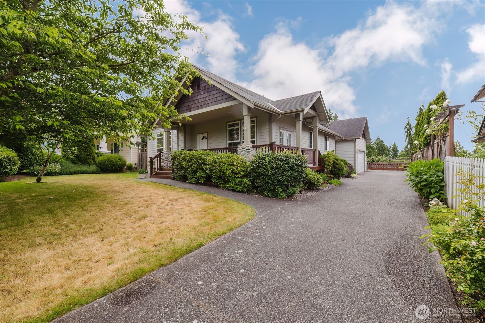 2349 Ne Thistle Court Property Photo 1