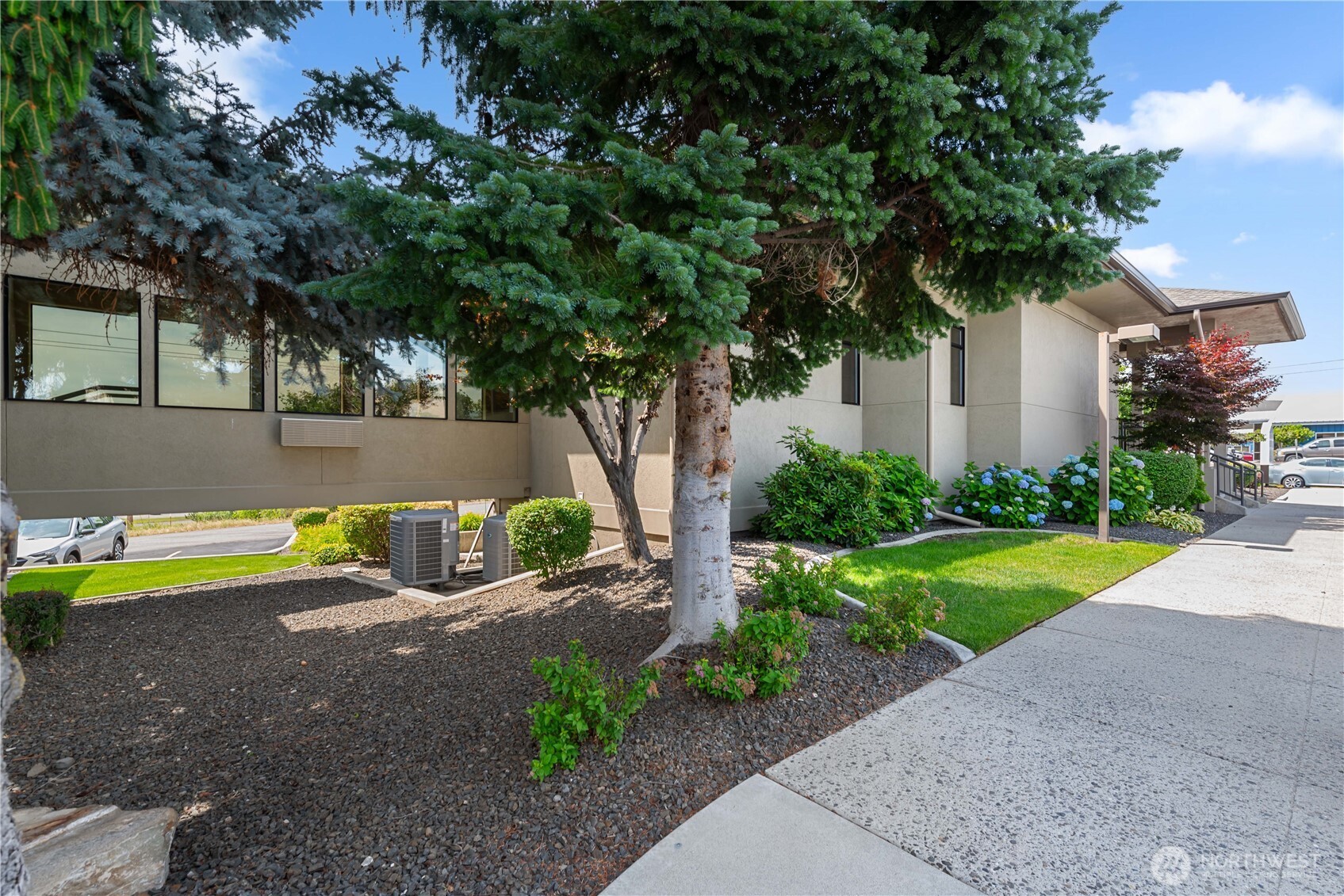 2525 Euclid Avenue Property Photo 7