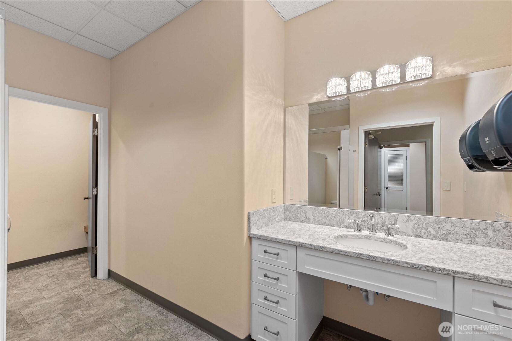 2525 Euclid Avenue Property Photo 17