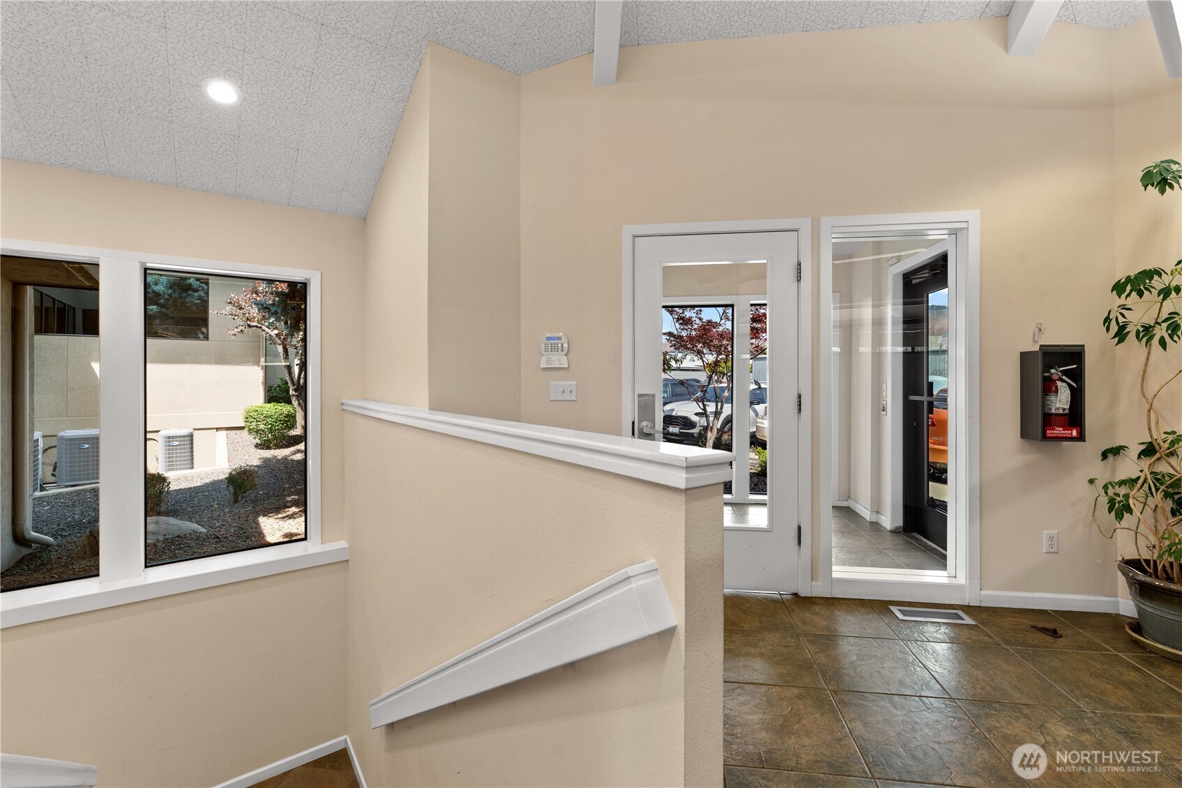 2525 Euclid Avenue Property Photo 28