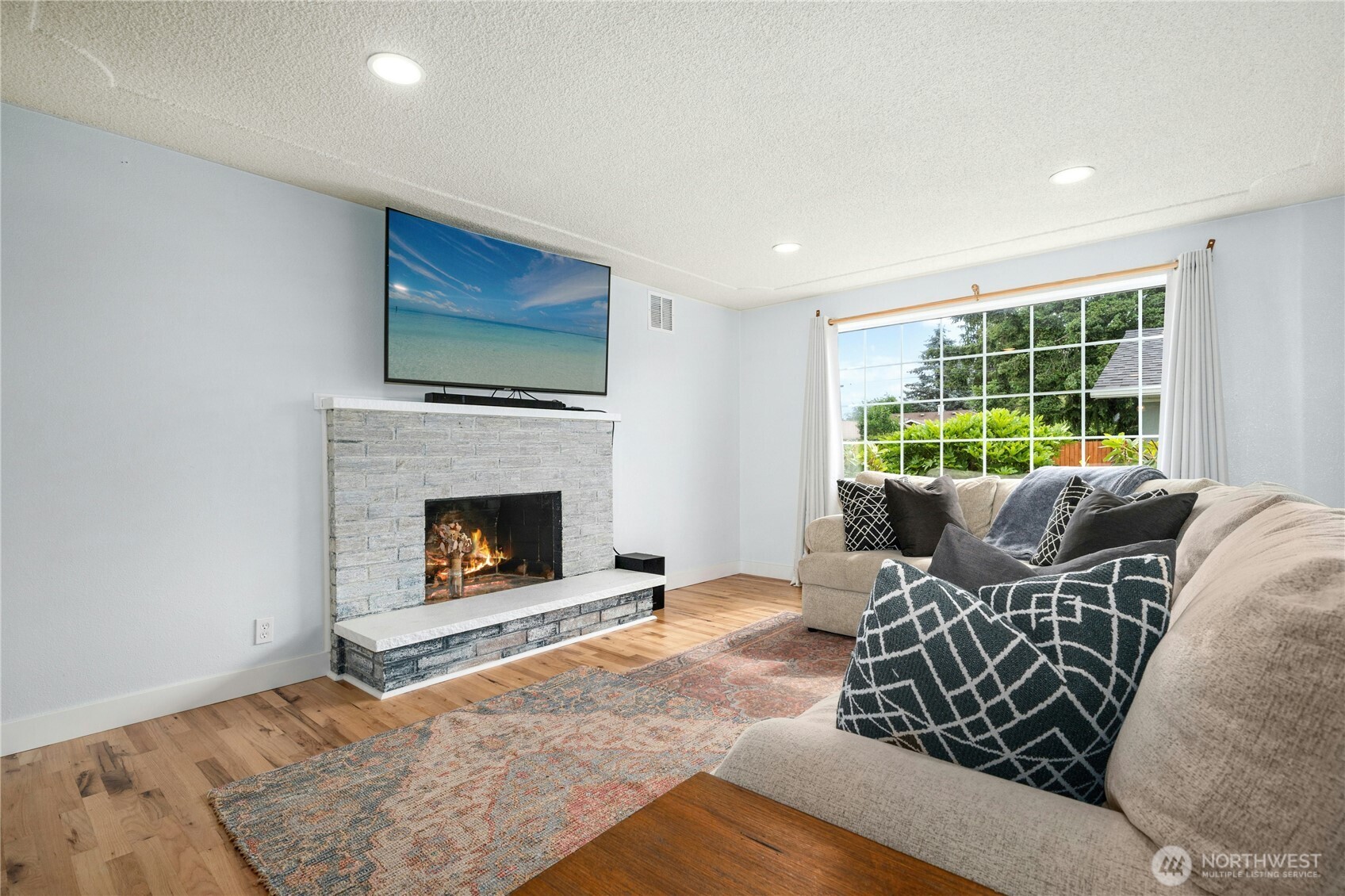 1037 Harding Street Property Photo 4