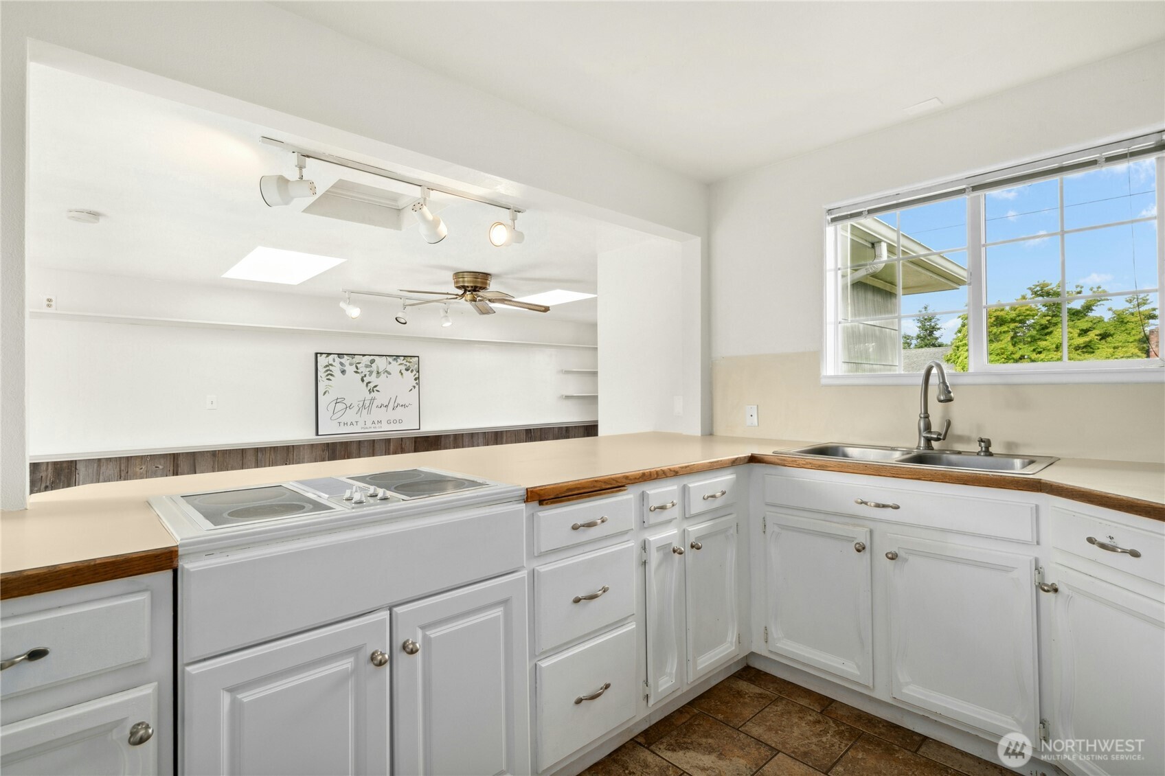 1037 Harding Street Property Photo 5