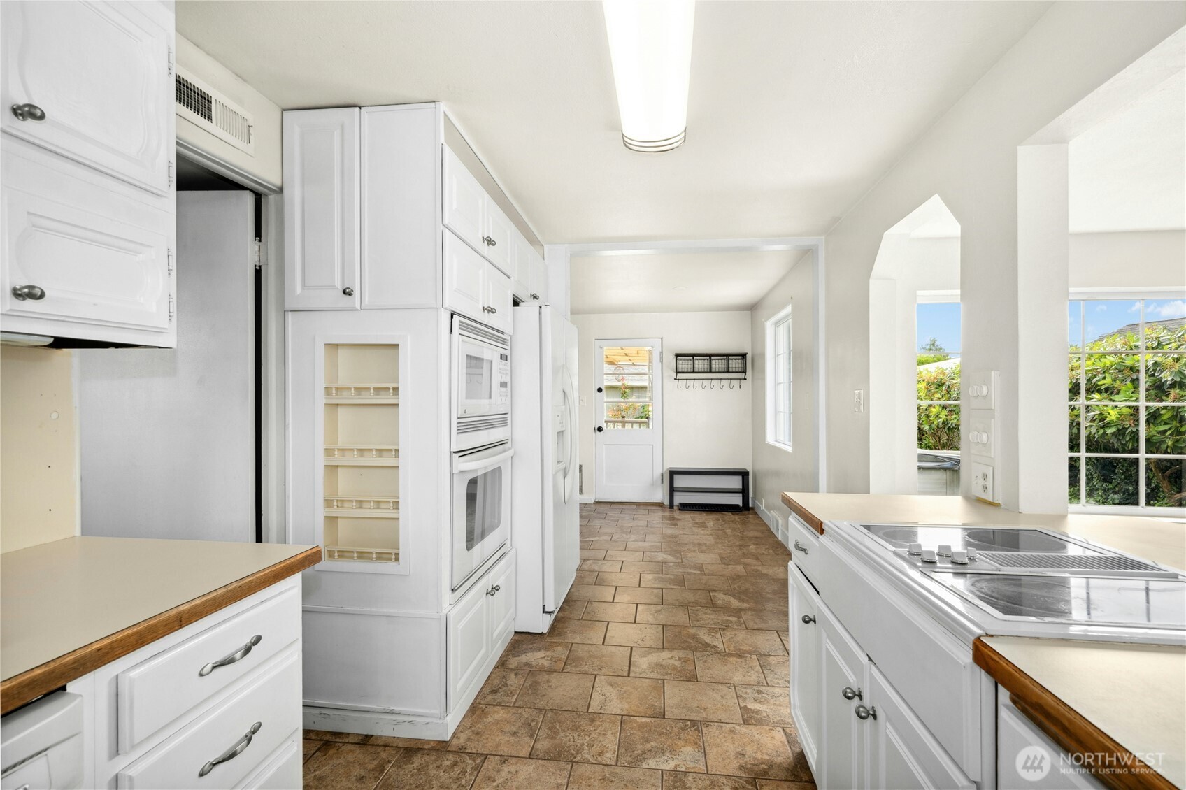 1037 Harding Street Property Photo 6