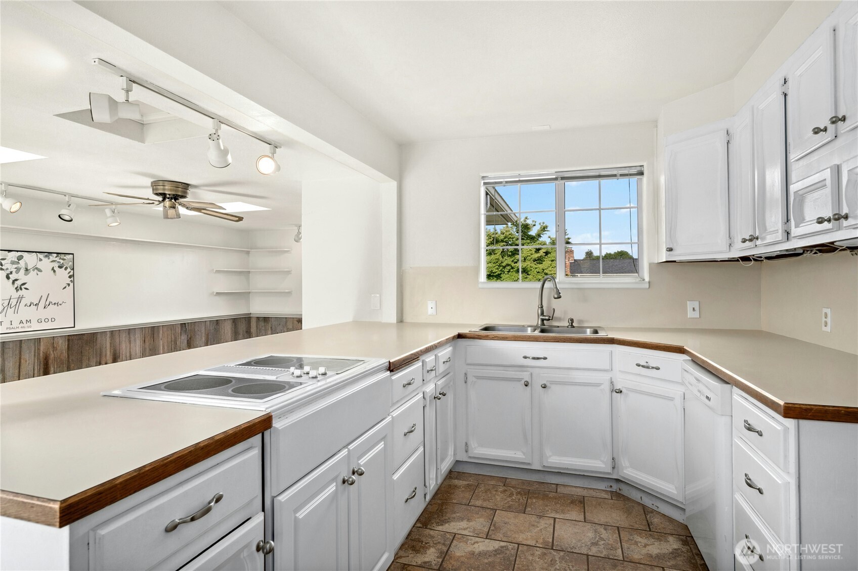1037 Harding Street Property Photo 7