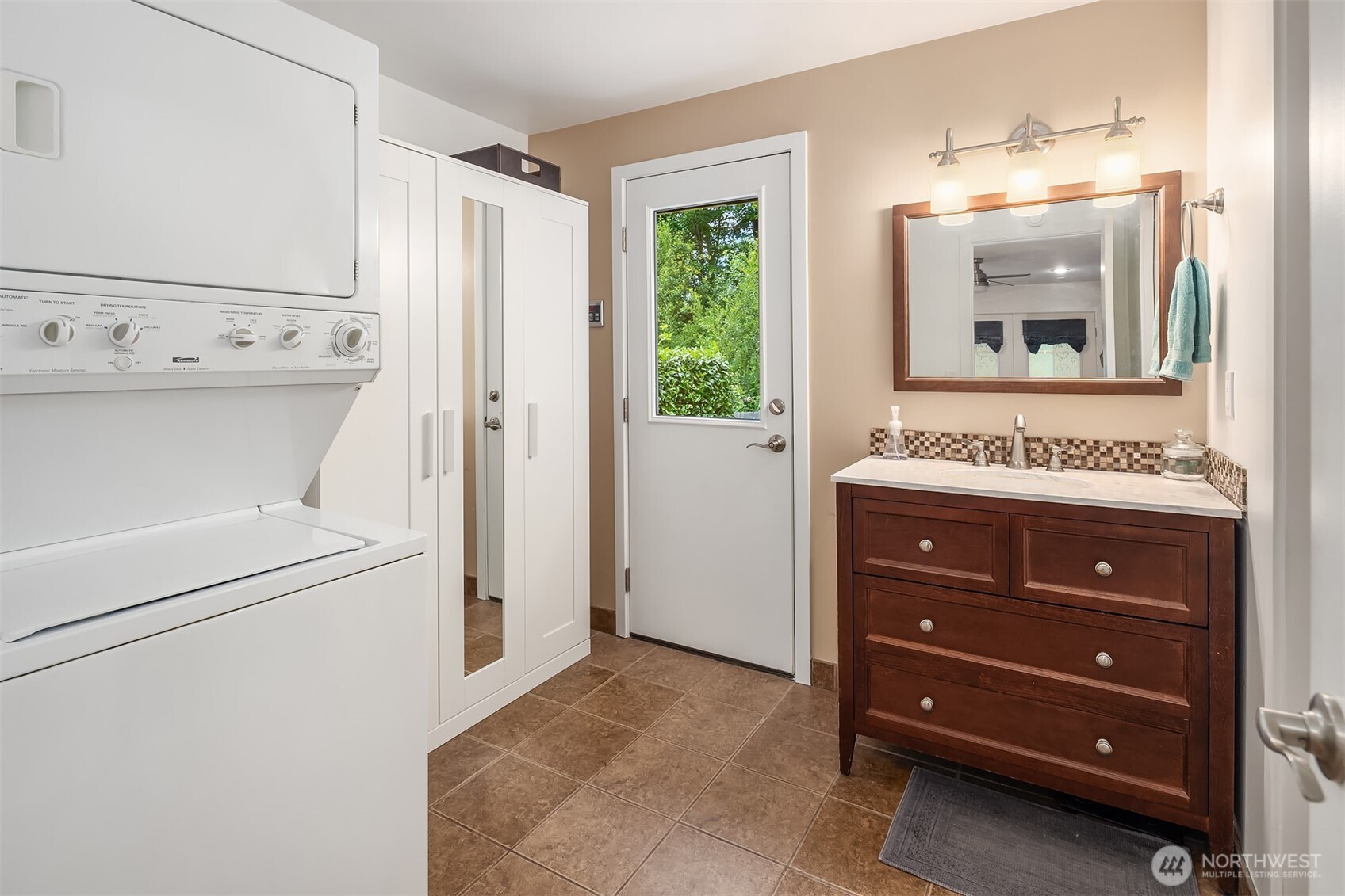 23318 3rd Place Property Photo 18