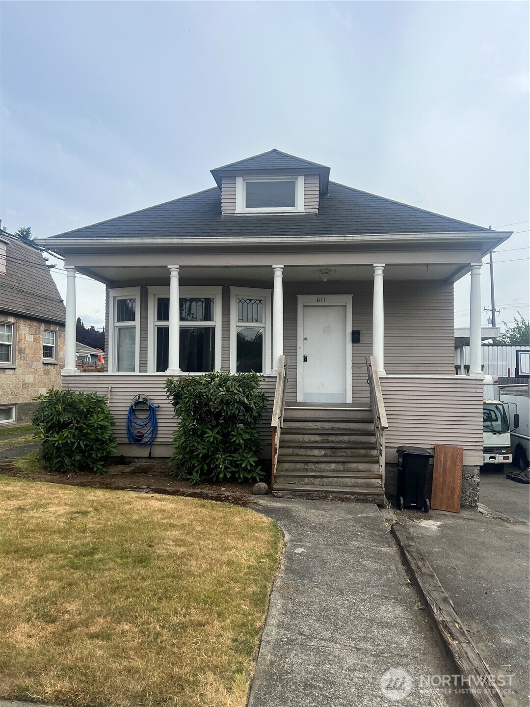 611 Nw Bright Street Property Photo 2