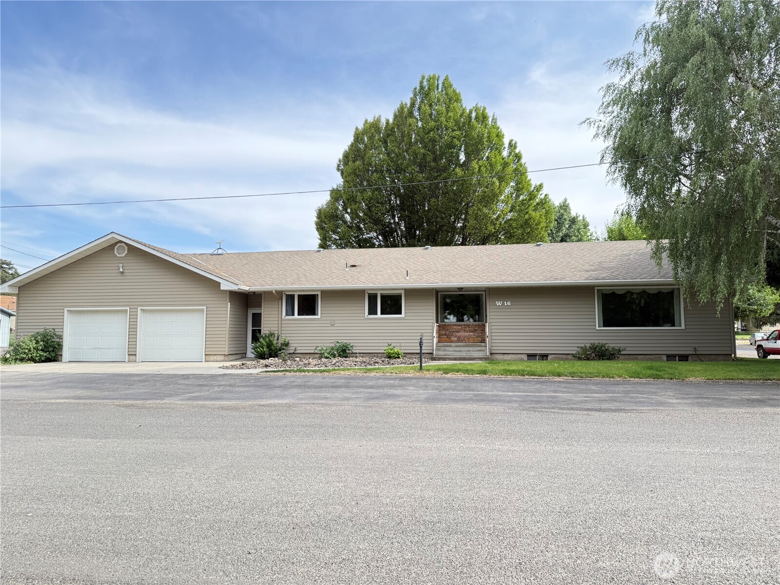 16 W Douglas Street Property Photo 1