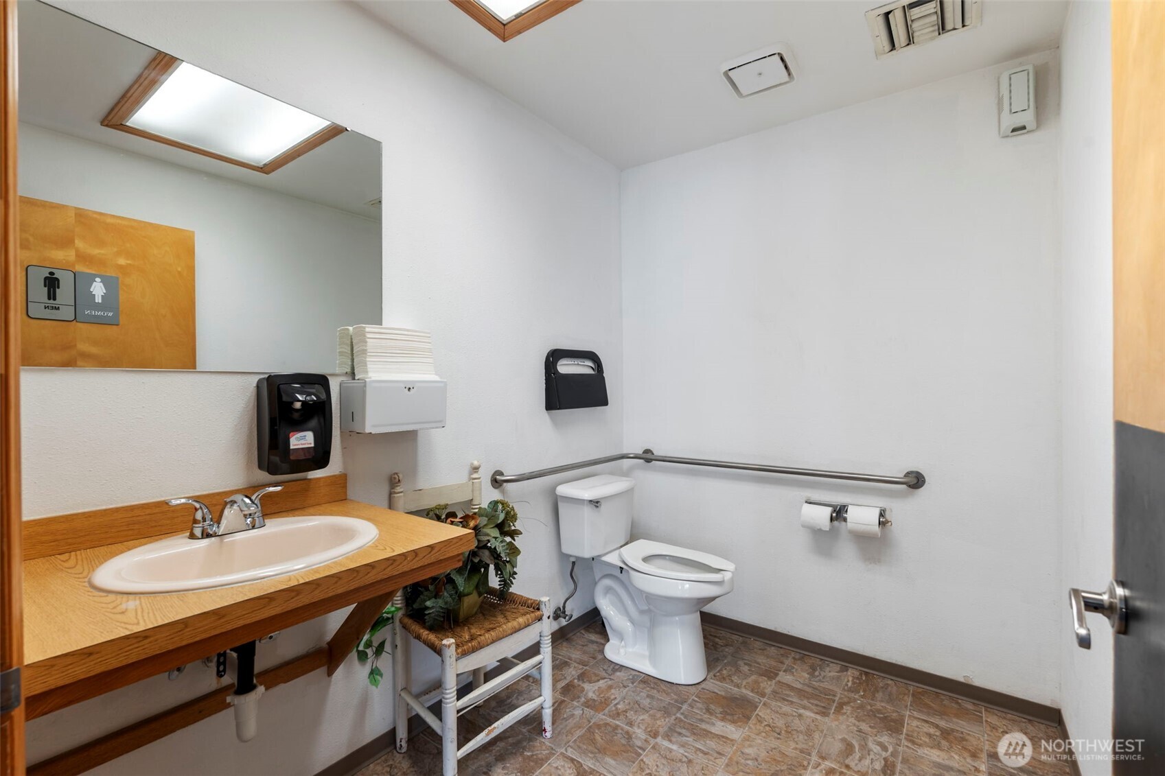 409 S Market Boulevard Property Photo 8