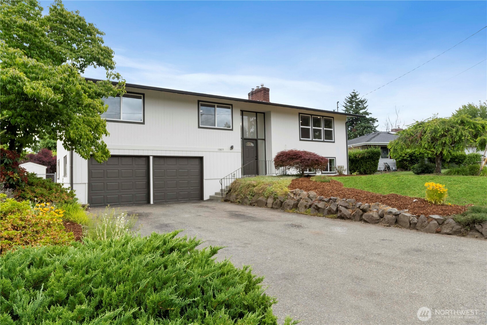 10805 105 Street Property Photo 3